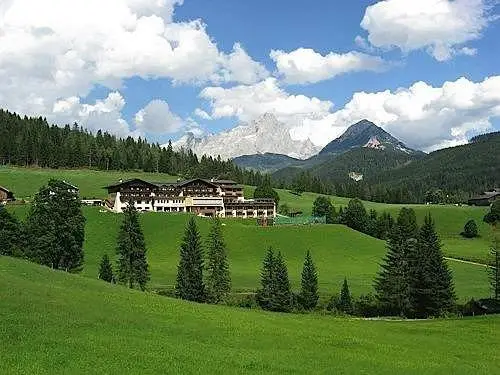 Hotel Neubergerhof 