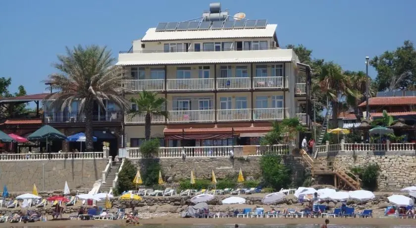 Beach House Hotel 