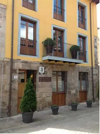 Apartamentos Rurales La Villa de Piedra