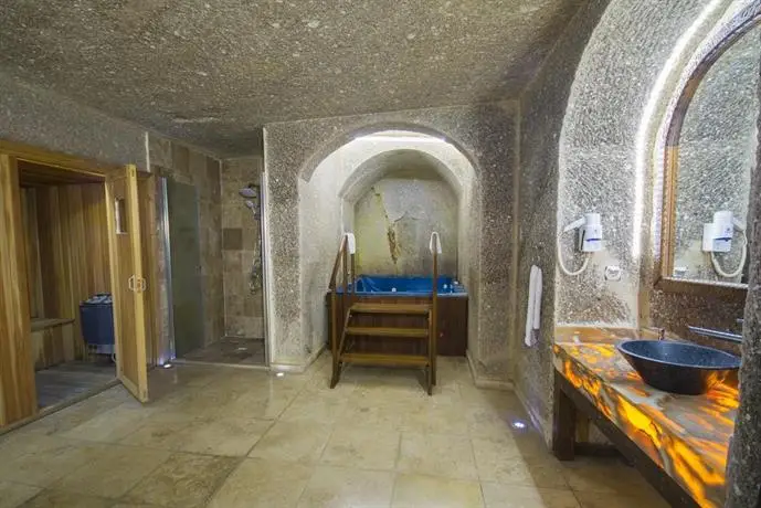 Roma Cave Suite 