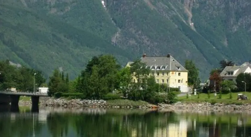 Trolltunga Hotel