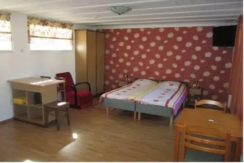 Parna Guesthouse & Apartments 