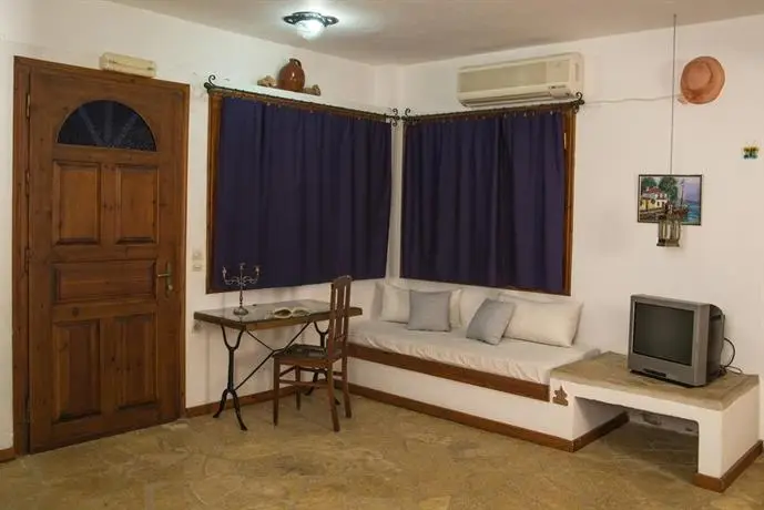 Iliatoras Traditionally Furnished Apartments 