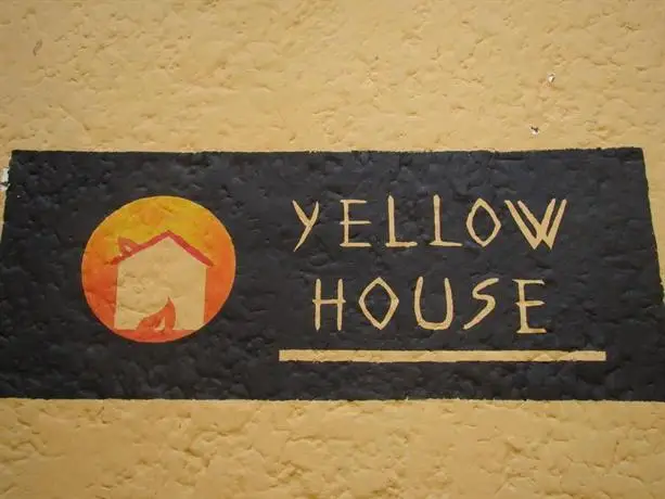 Yellow House Hostel 