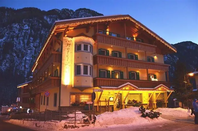 Hotel Ladina Campitello di Fassa