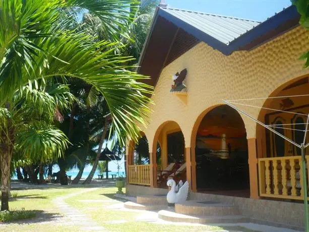 Anse Kerlan Beach Chalets