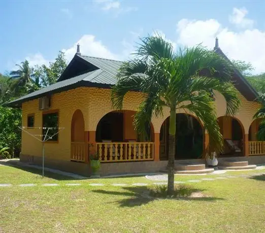 Anse Kerlan Beach Chalets