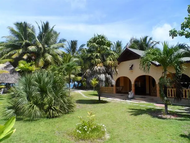 Anse Kerlan Beach Chalets 