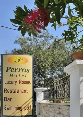 Perros Hotel 