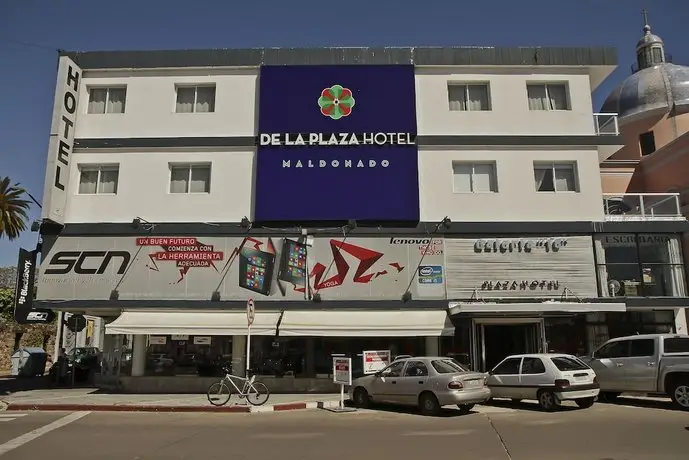 De La Plaza Hotel