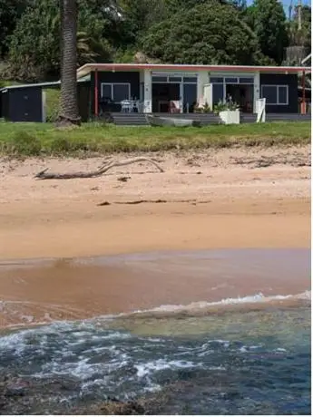 Golden Sand Beachfront Apartments 