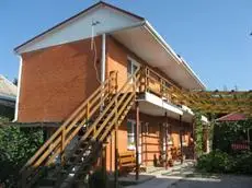 Tri Medvedya Guest House 