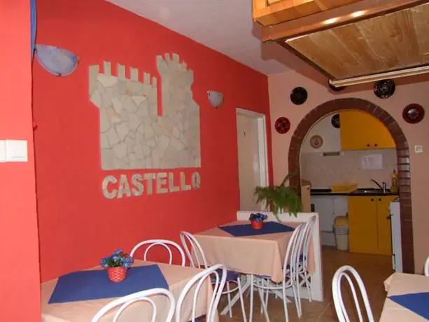 Castello Vendeg es Apartmanhaz 