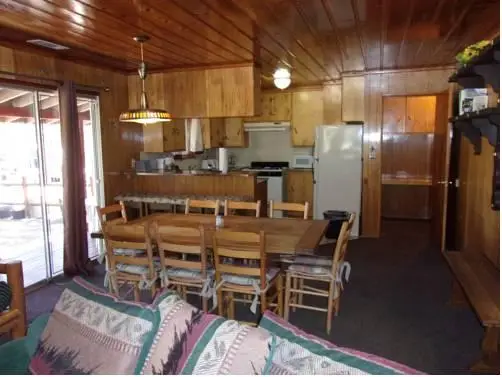 Honey Bear Lodge & Cabins 