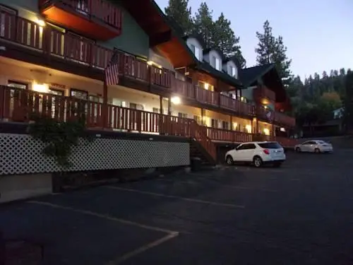 Honey Bear Lodge & Cabins 