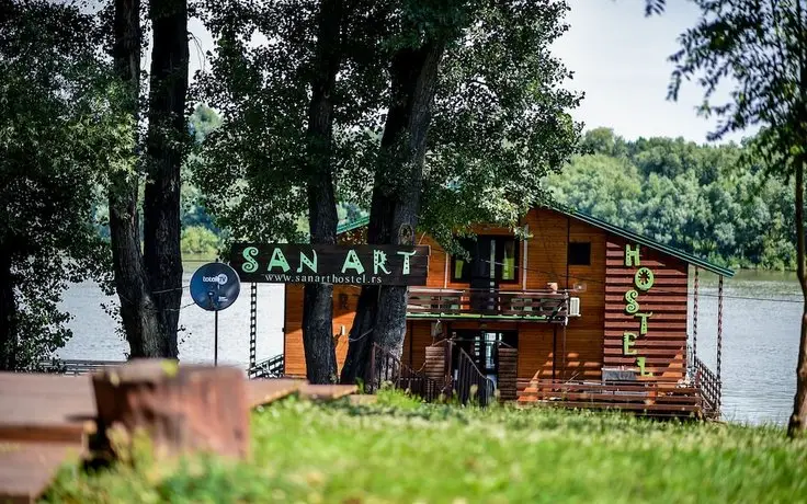 San Art Floating Hostel & Apartments 