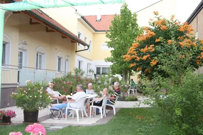 Pension & Weingut Storchenblick