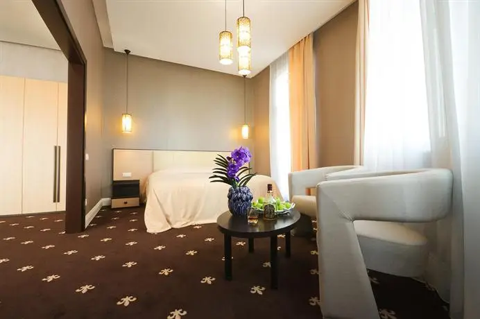 Ark Palace Hotel Apartments 