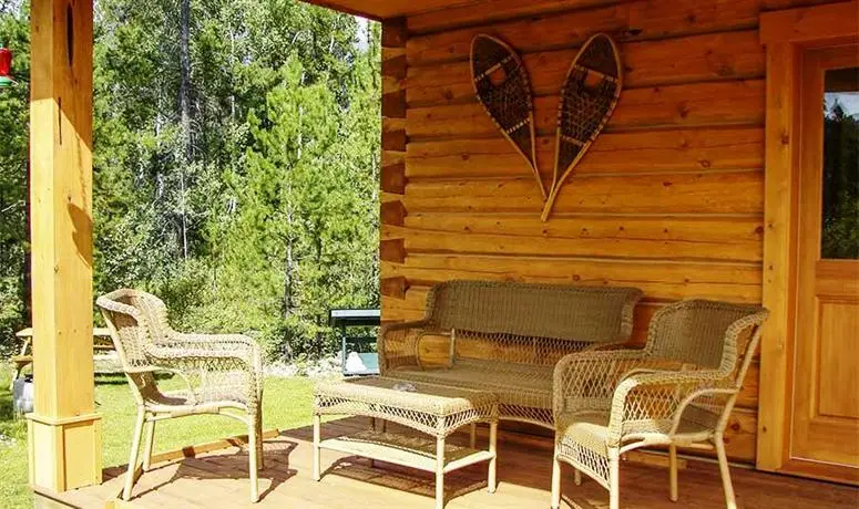 Mica Mountain Lodge & Log Cabins 