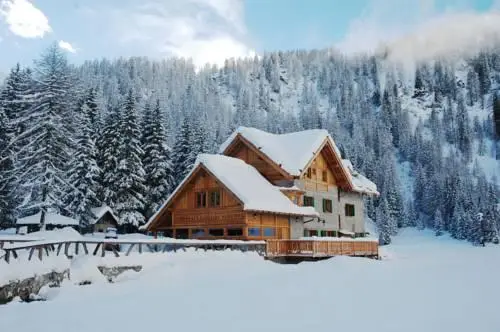 Rifugio Lago Nambino