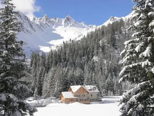 Rifugio Lago Nambino