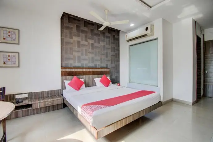 OYO 1000 Hotel Admiral Suites 