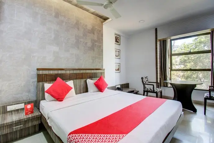 OYO 1000 Hotel Admiral Suites 