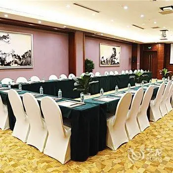 Yuntai Place International Hotel 