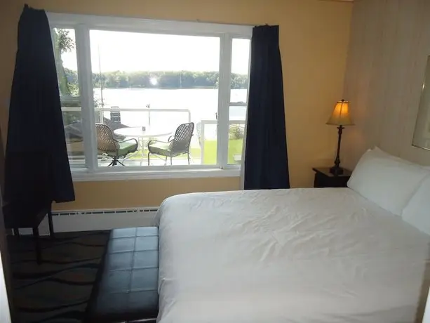 Bayside Inn & Waterfront Suites 