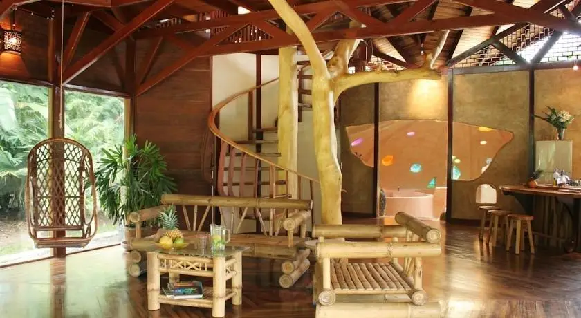 Tree House Lodge