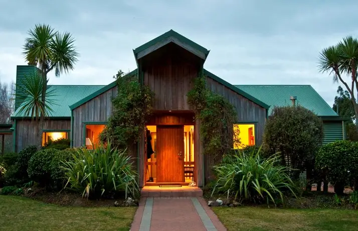 Whakaipo Lodge