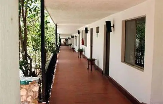 La Fuente Hotel & Suites 