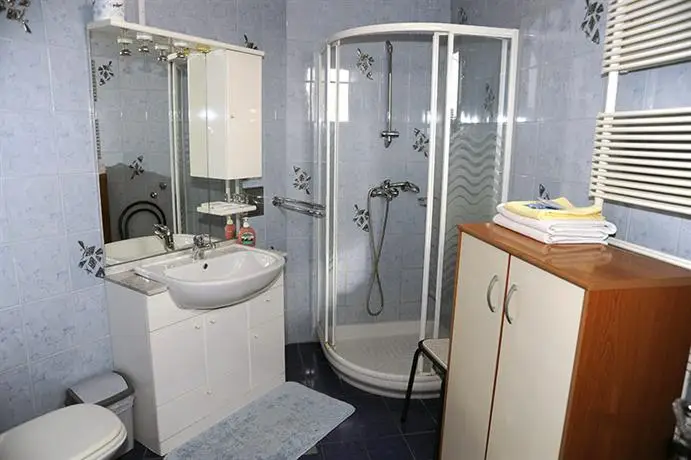 Rooms & Apartment Cehovin 