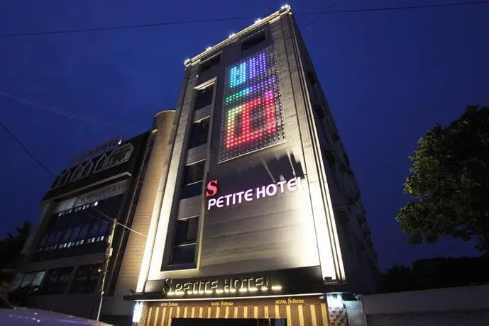 S Petite Hotel 