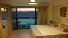 Room At Sunshine Beach Condo 