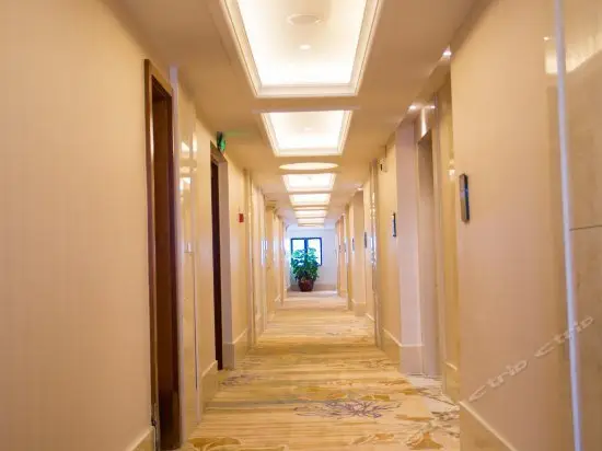 Longyou International Hotel 