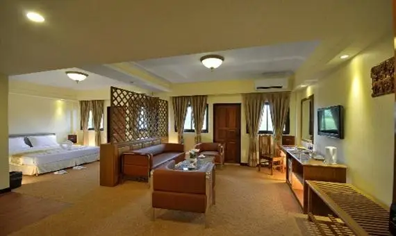 Royal Golden View Hotel 