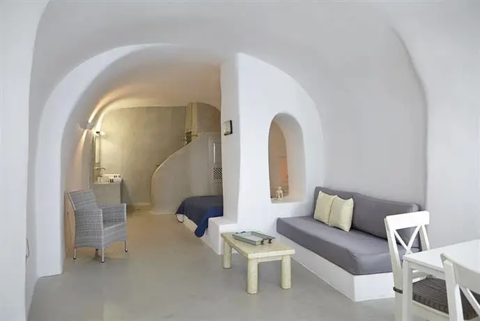 Liakada Oia Suites 