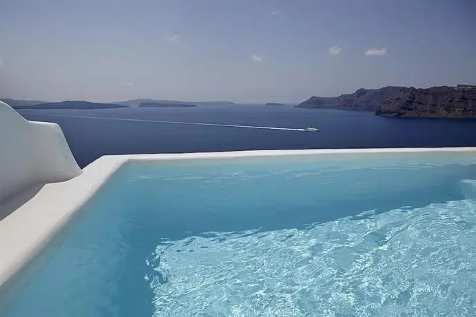 Liakada Oia Suites 