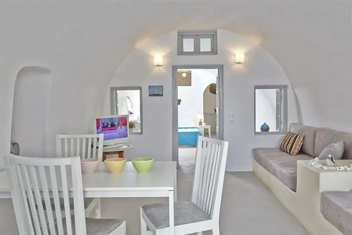 Liakada Oia Suites 