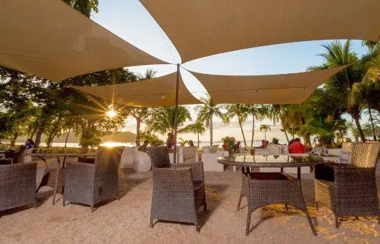 Cafe de Playa beach front suites 