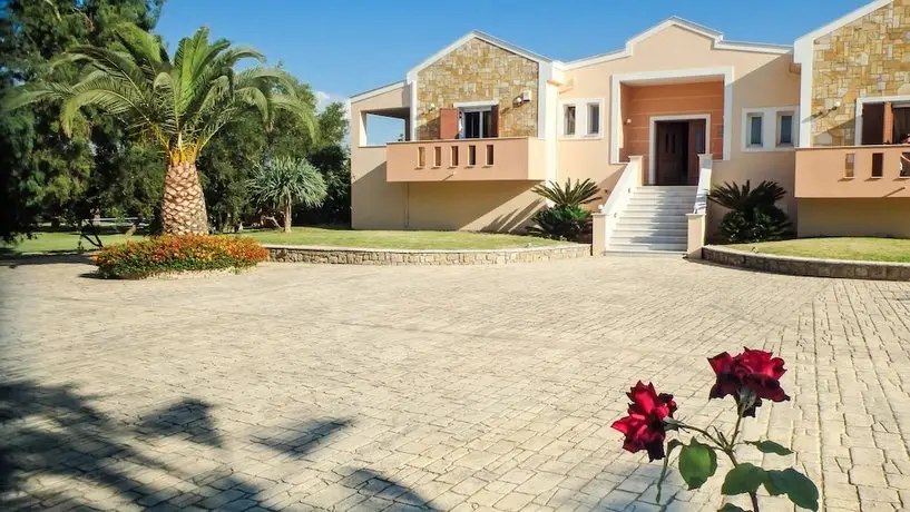 Leone Luxury Villas 