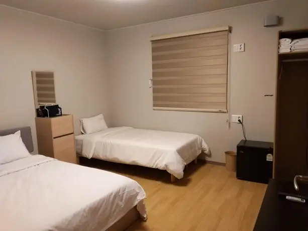 Uniqstay Hostel and Suite 
