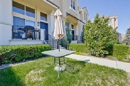 3 Bedroom Townhouse On Stockwell Drive In Mountain View