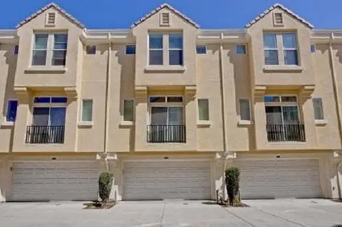 3 Bedroom Townhouse On Stockwell Drive In Mountain View