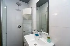 Dizengoff Inn Apartments 