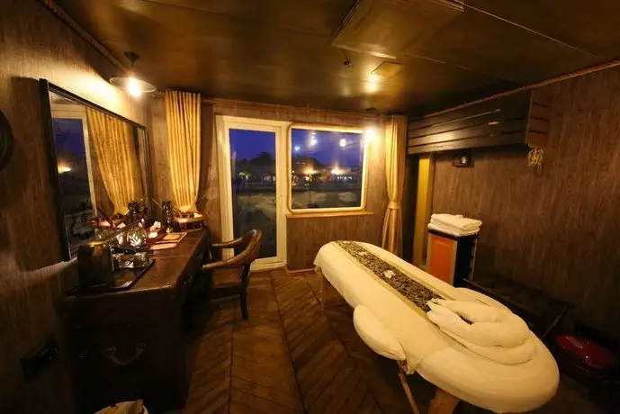 Vintage Luxury Yacht Hotel 