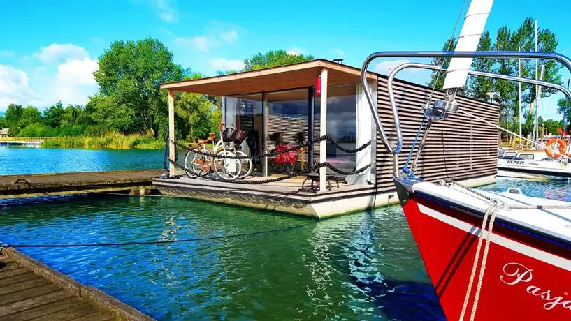 HT Houseboats- domki na wodzie 