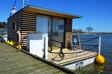 HT Houseboats- domki na wodzie 