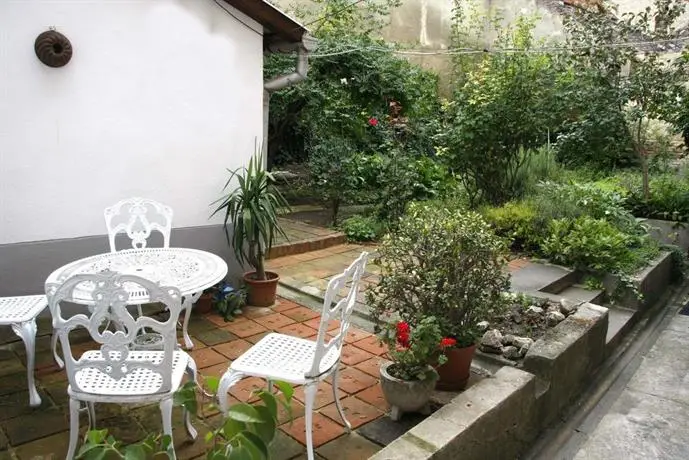 Green Garden Apartment 